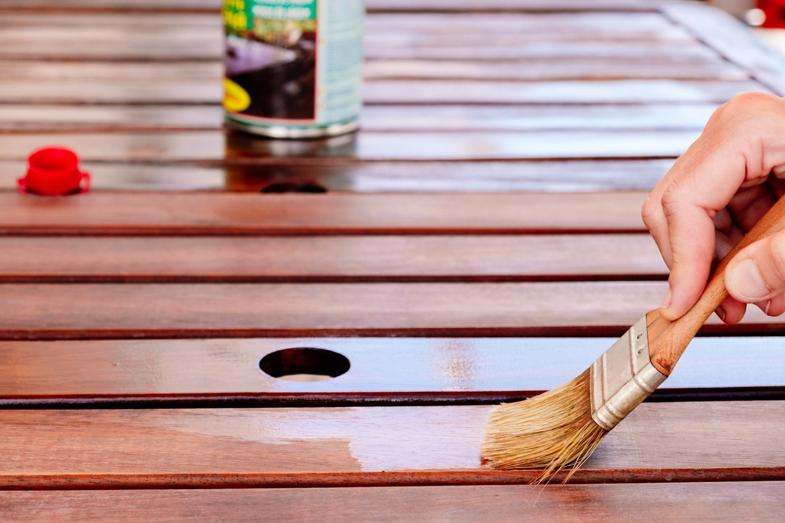 The varnish protects the wood of the garden from cracking, painting with teak oil.